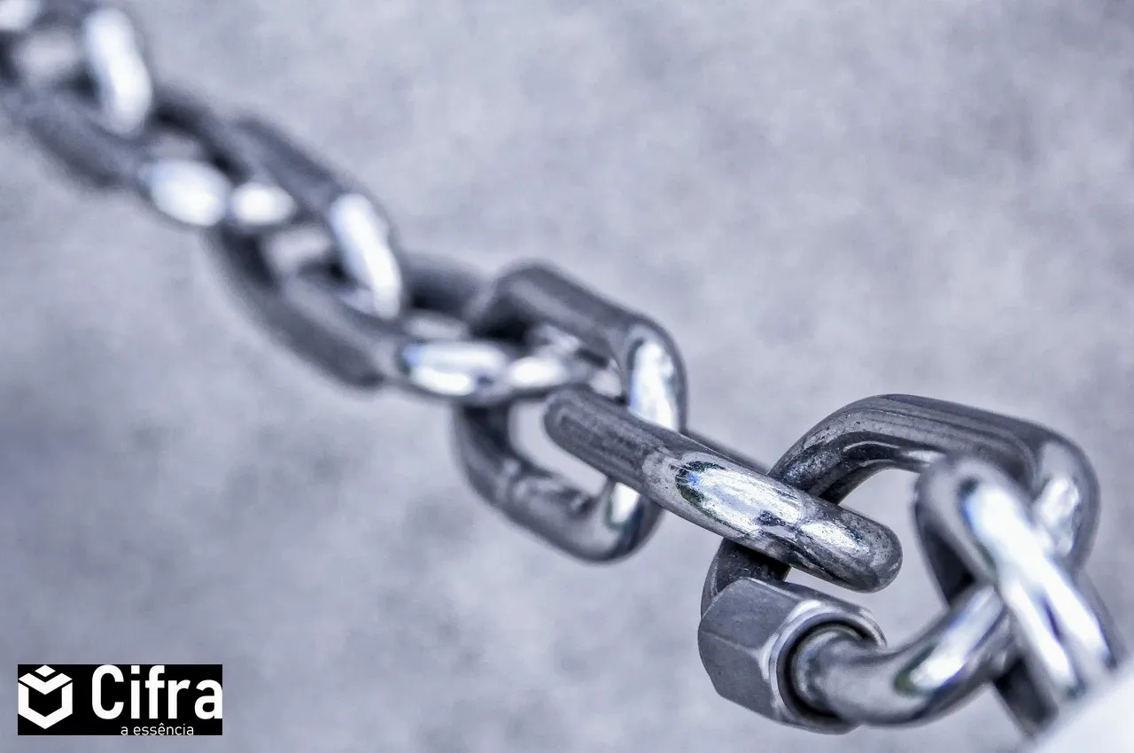 Cadeado digital protegendo criptomoedas com ícones de segurança